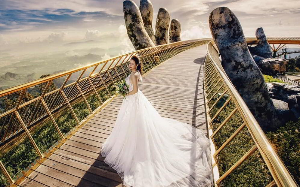 This is also a place chosen by many couples to take super romantic wedding photos.